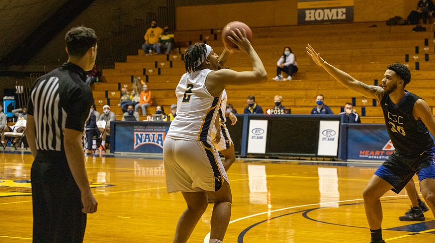 Mount Mercy Survives Late Run from Graceland