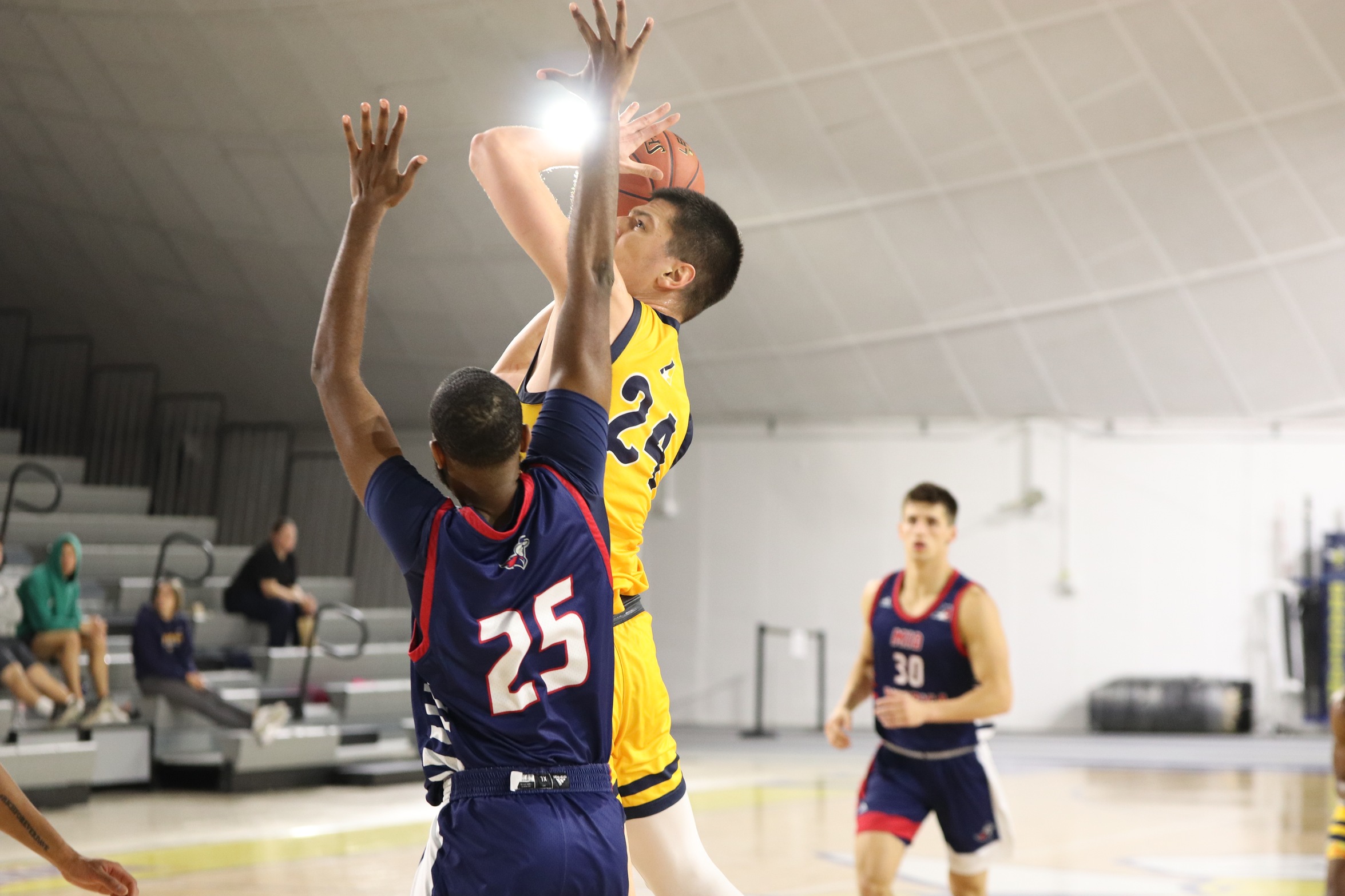 Men's Basketball Stopped by No.22 Pioneers in Close Contest
