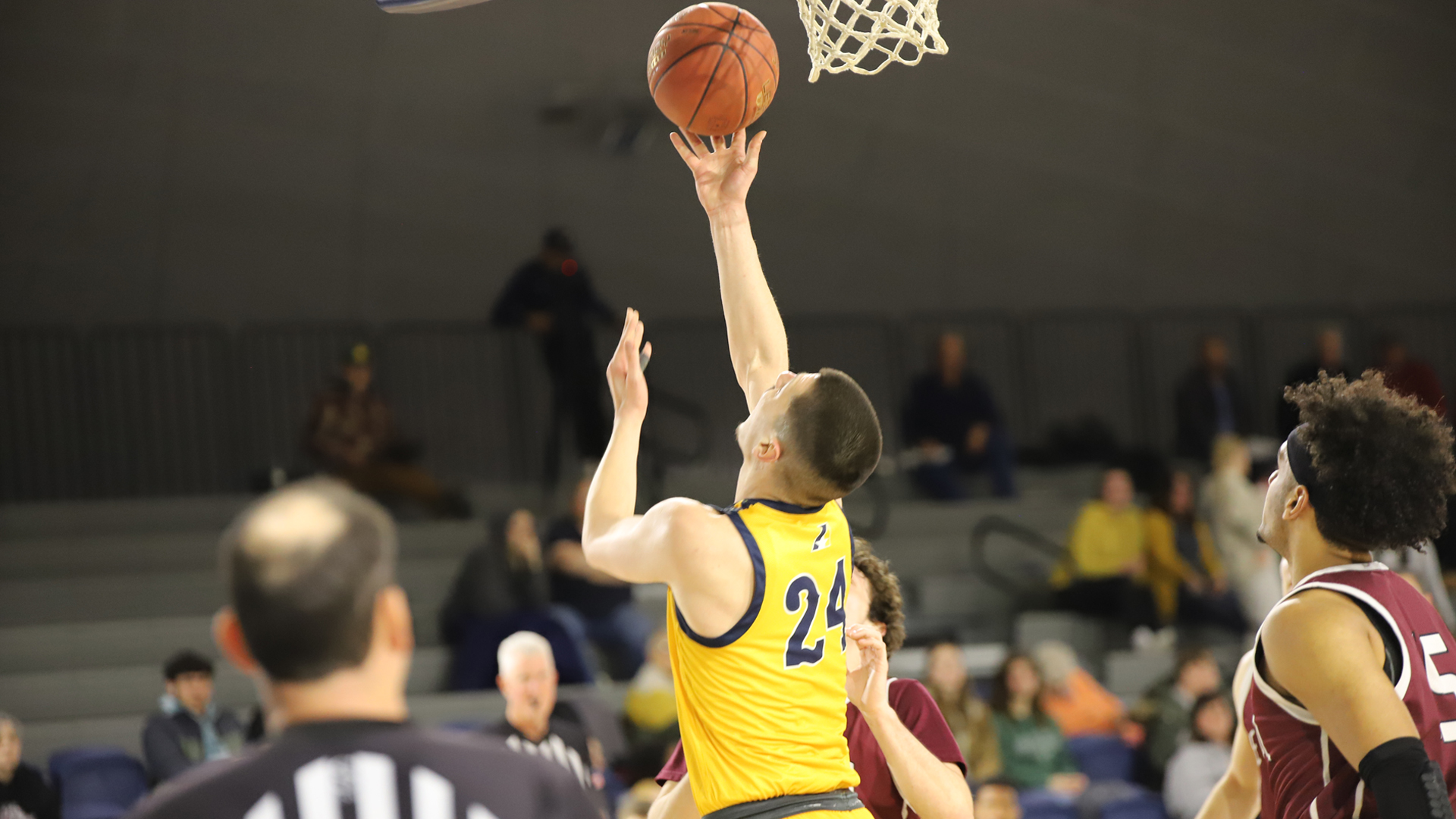 Men's Basketball Victorious Over No.18 Valor