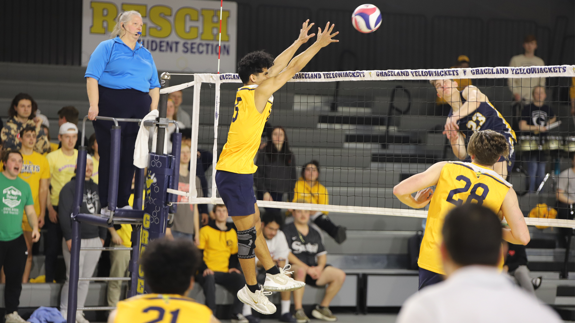 Men's Volleyball Defeated in Fourth Set to the No.9 Statesmen