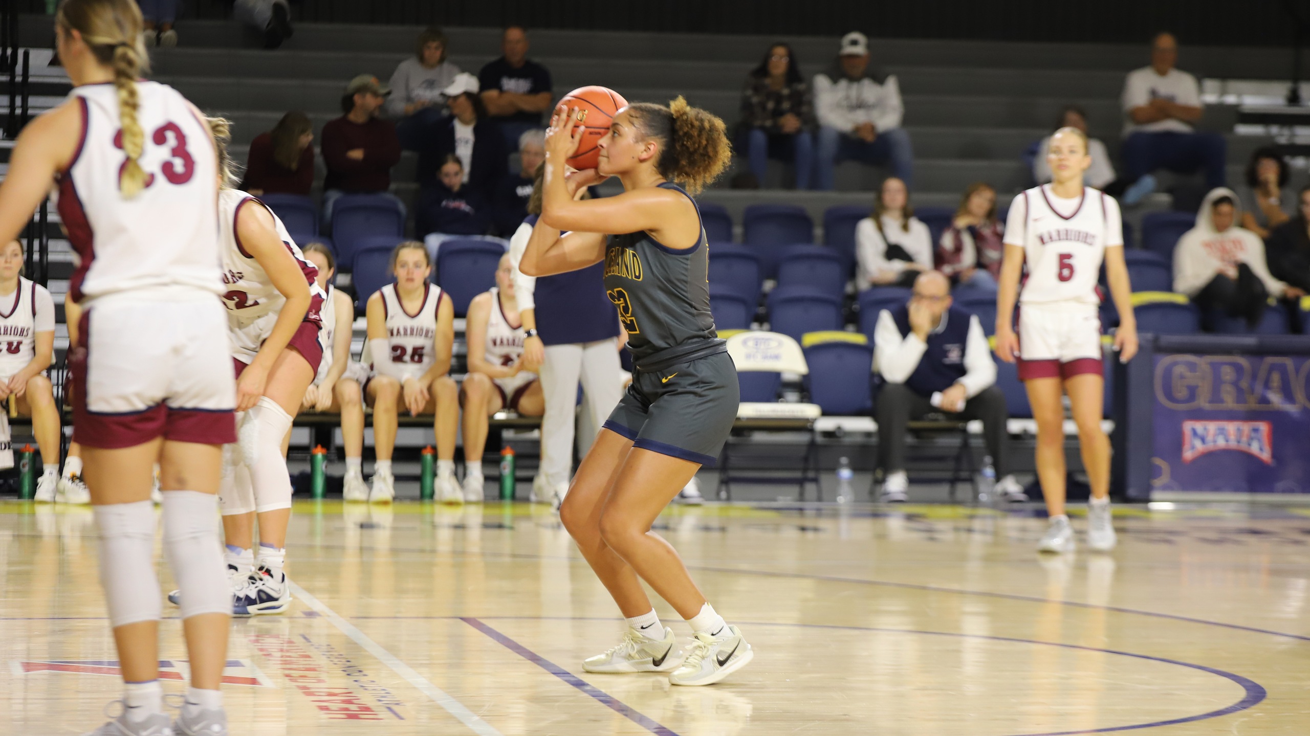 Yellowjackets&rsquo; Late Rally Falls Short Against Clarke in Tight 73-69 Contest
