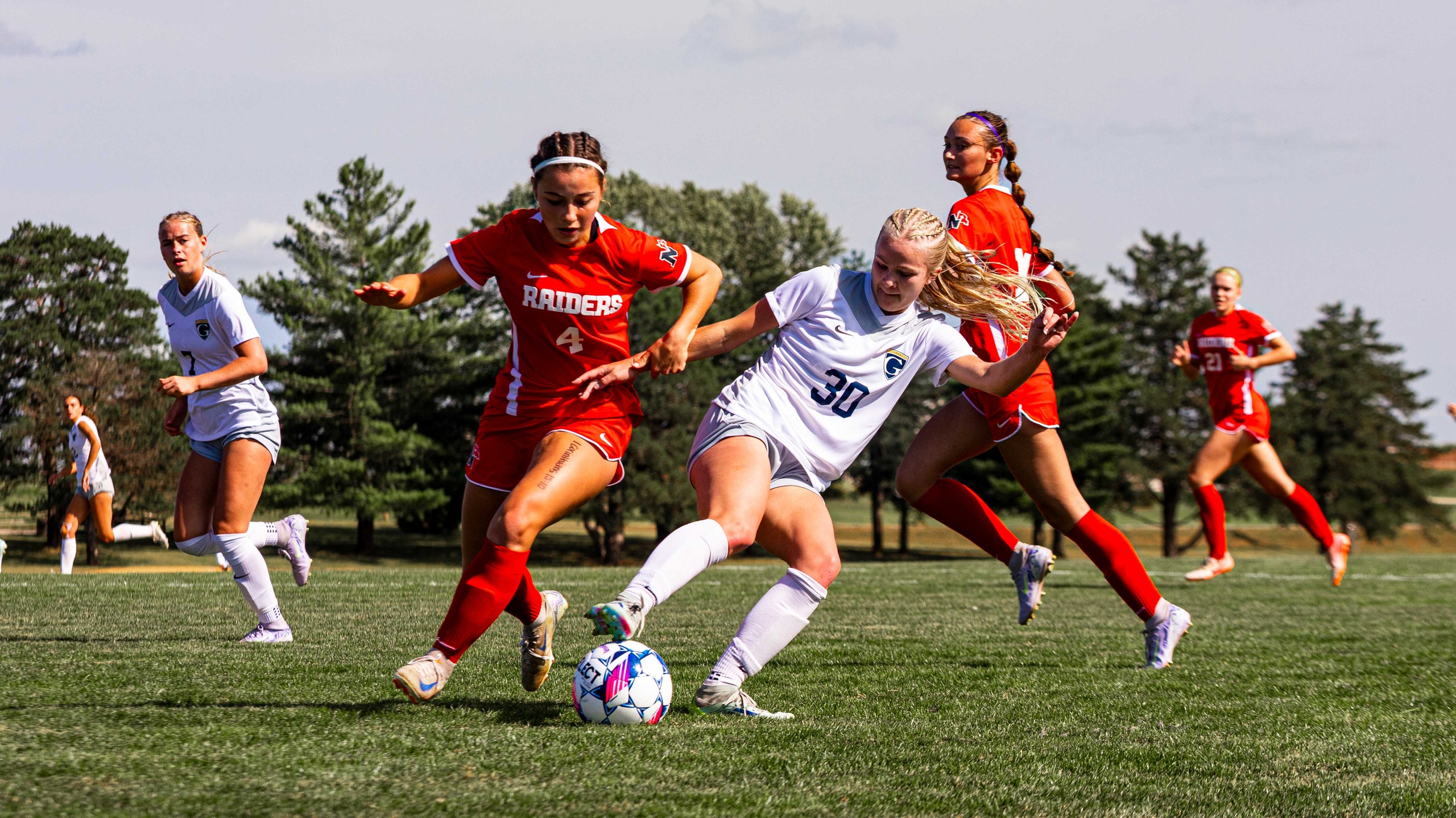 Yellowjackets Defeat Northwestern 2&ndash;1 at Home Behind Late Winner