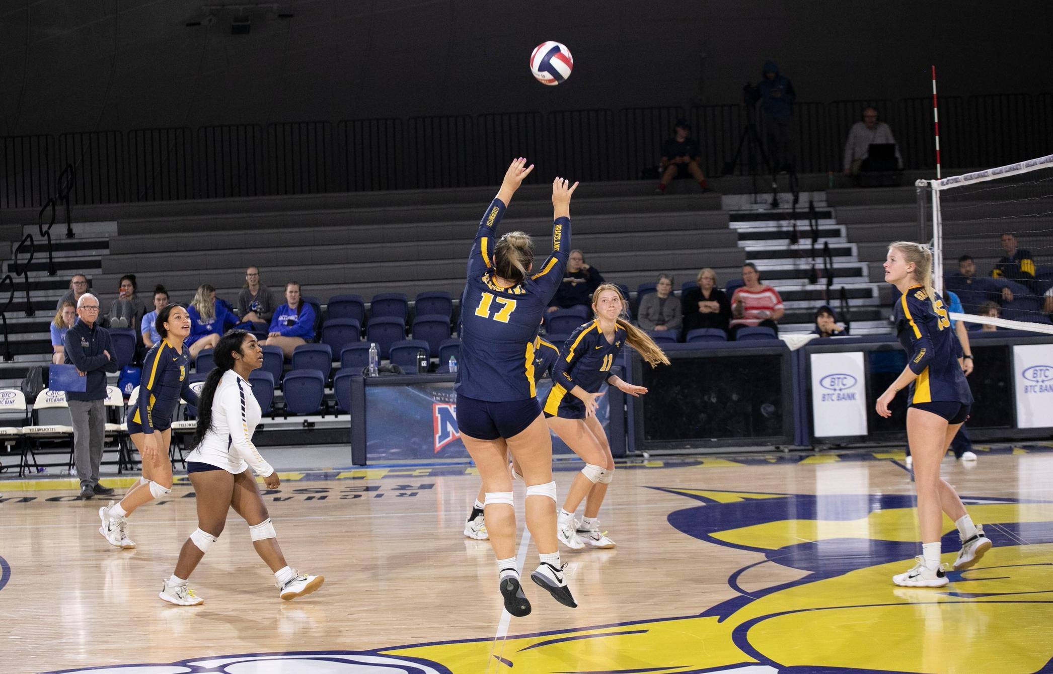 Women's Volleyball Defeated in the Fifth Set by the Wildcats.