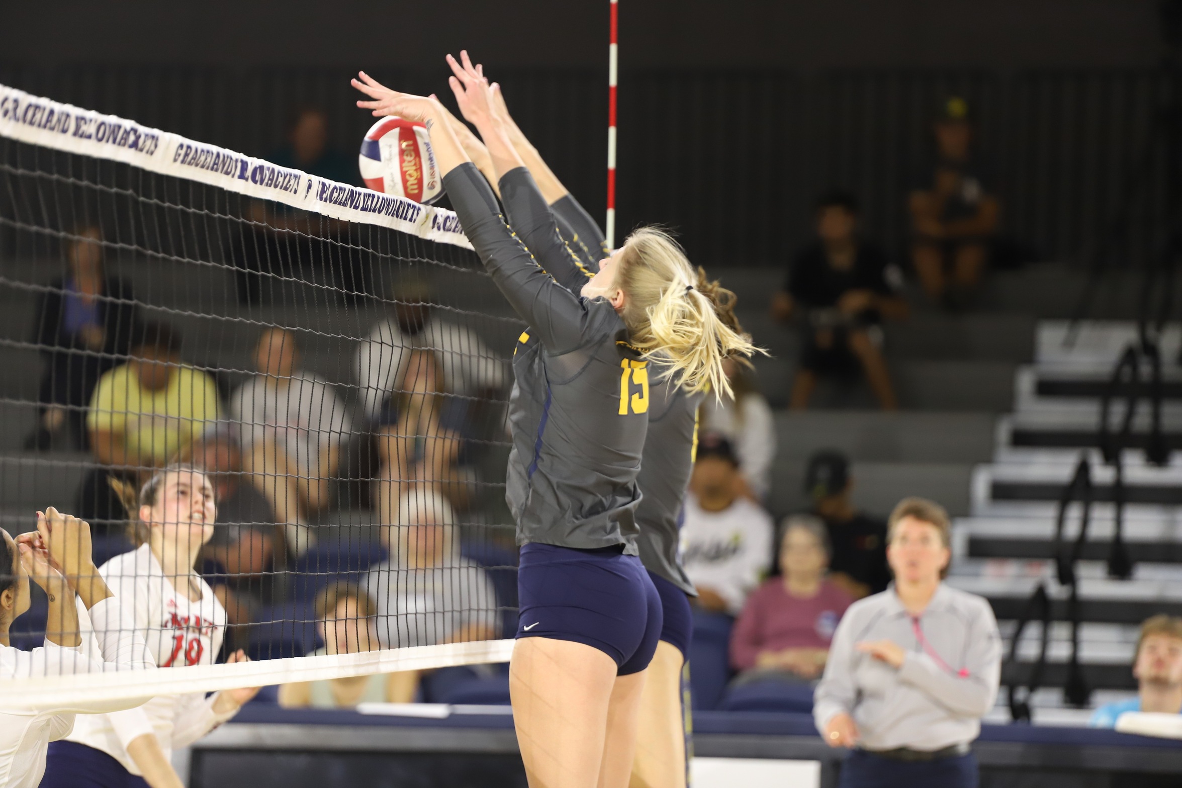 Women's Volleyball Halted by No.11 Pioneers